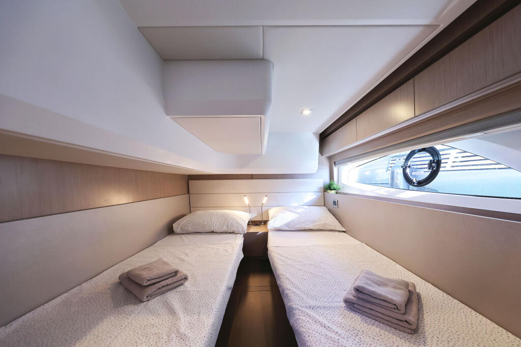 Sealine C390 Tireless