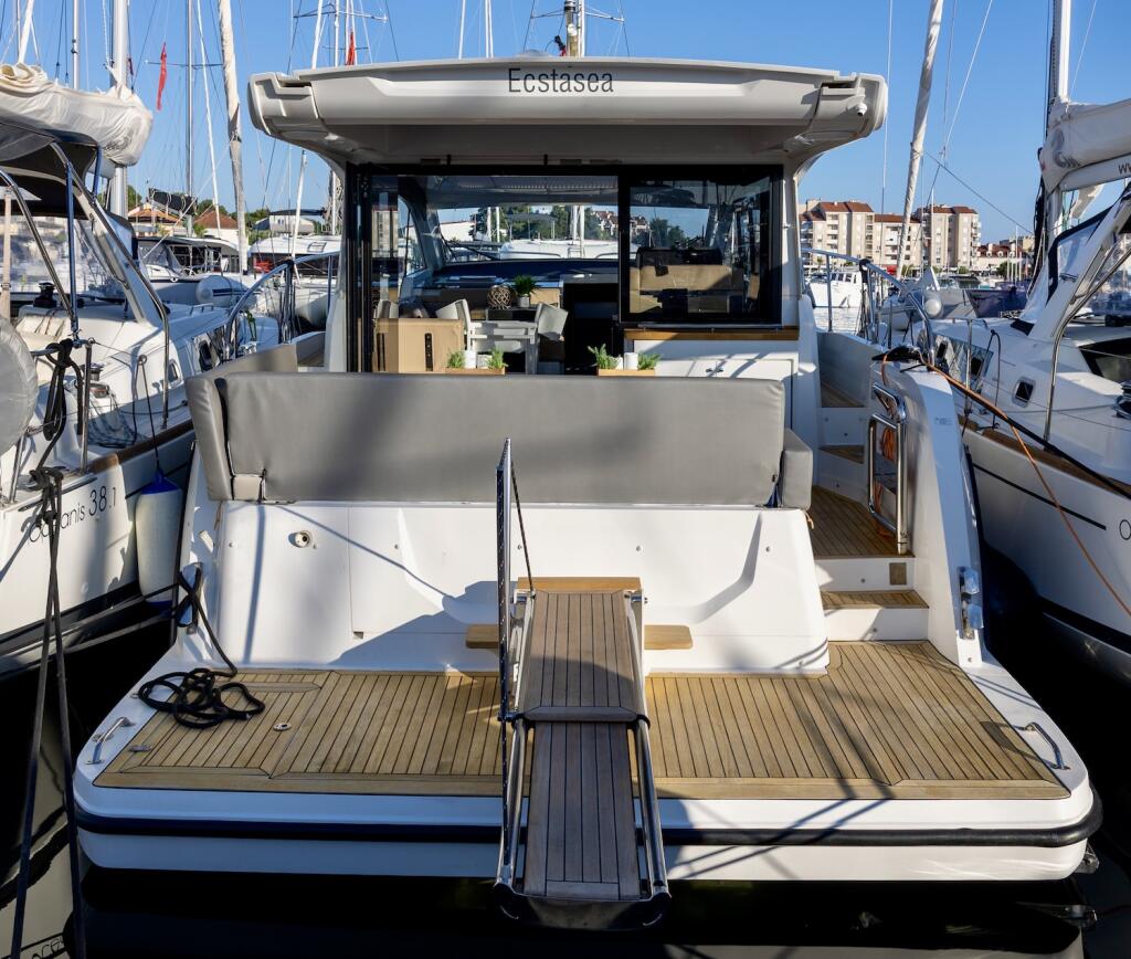 Sealine C390 Ecstasea