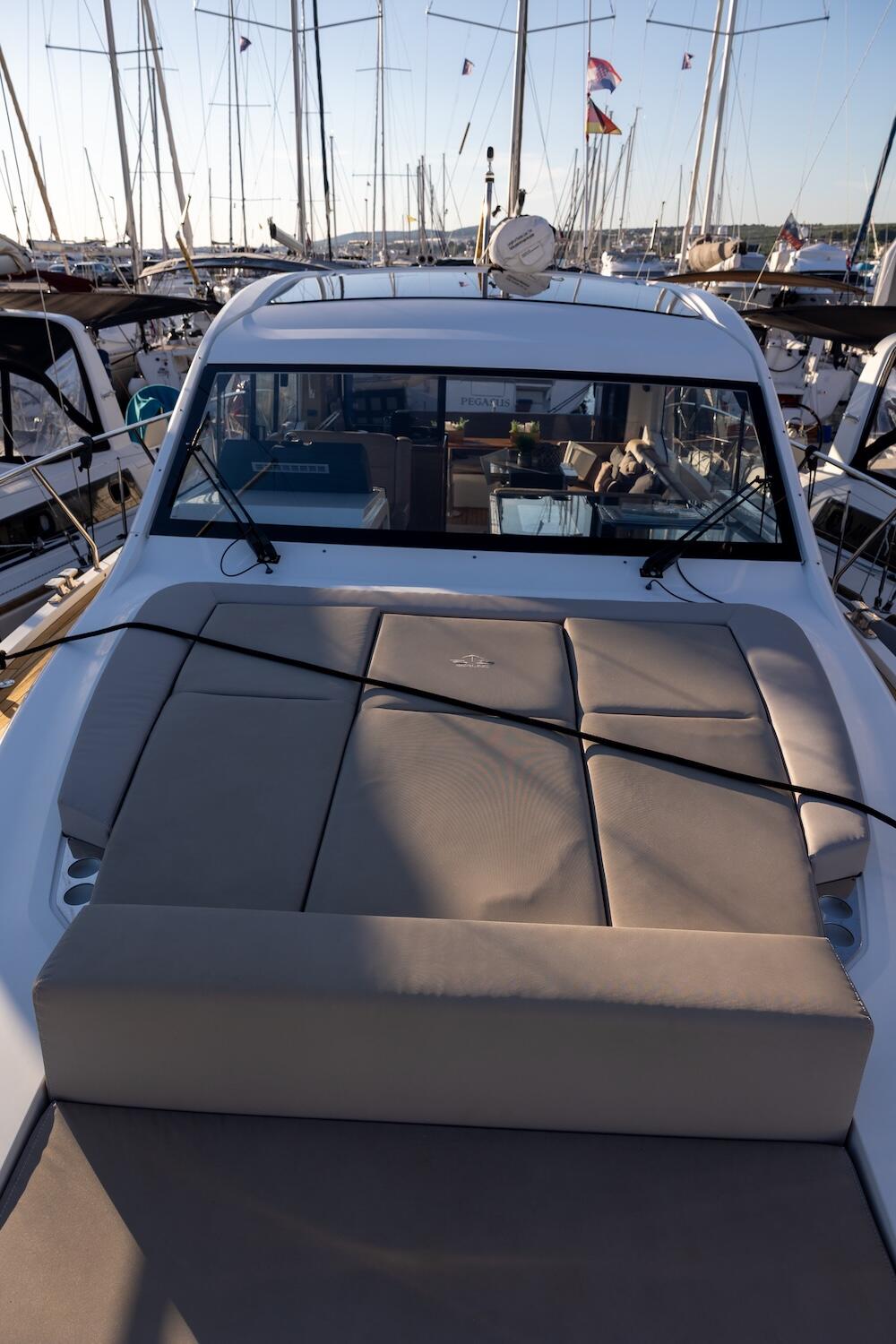 Sealine C390 Ecstasea