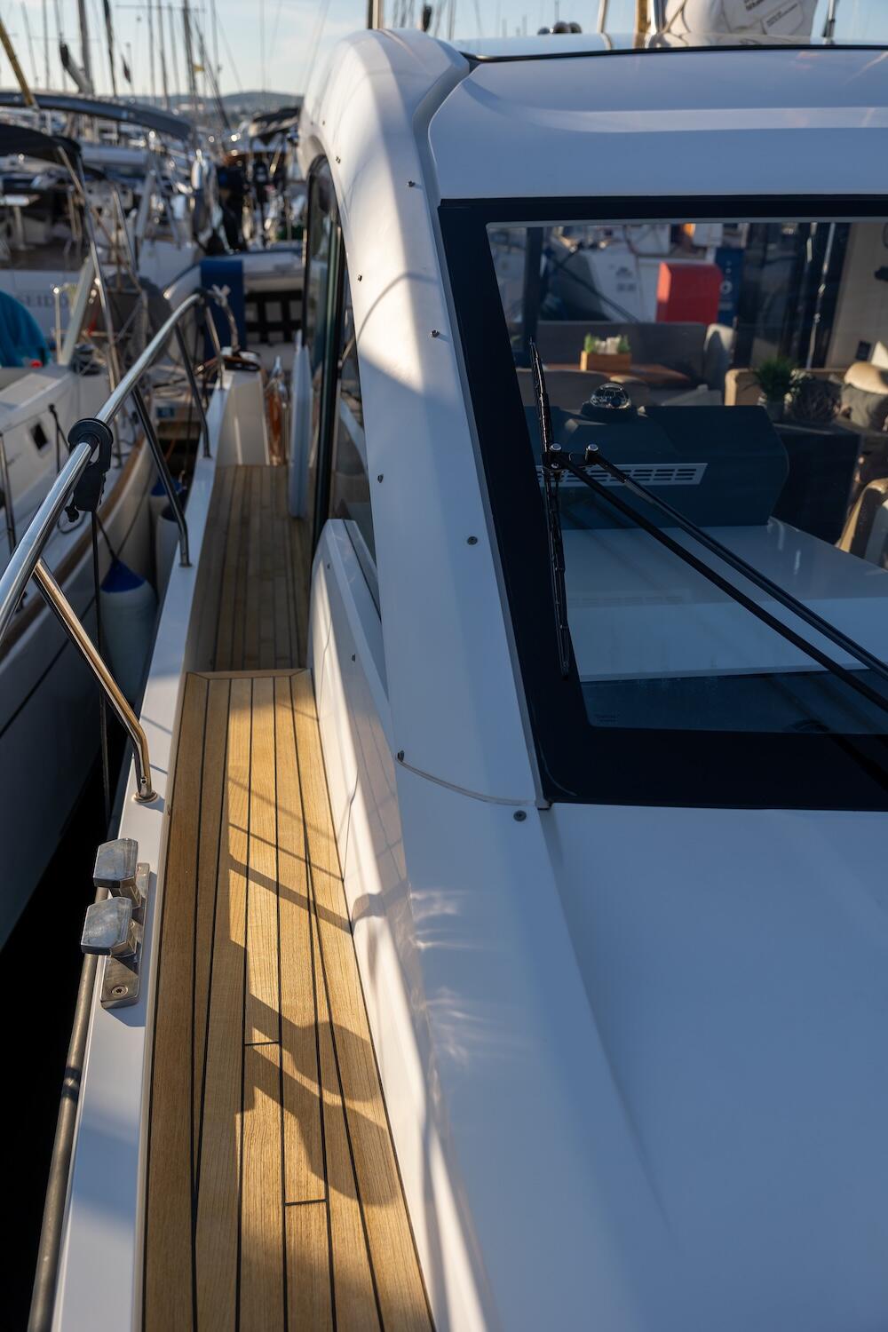 Sealine C390 Ecstasea