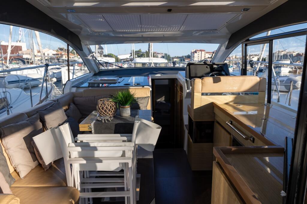 Sealine C390 Ecstasea