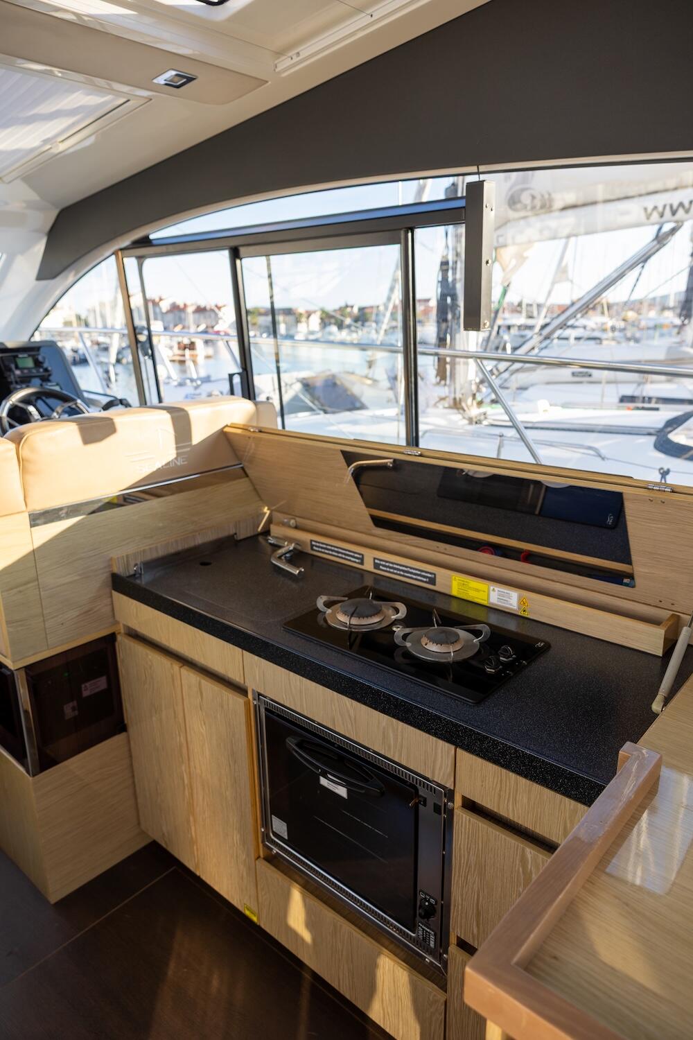 Sealine C390 Ecstasea