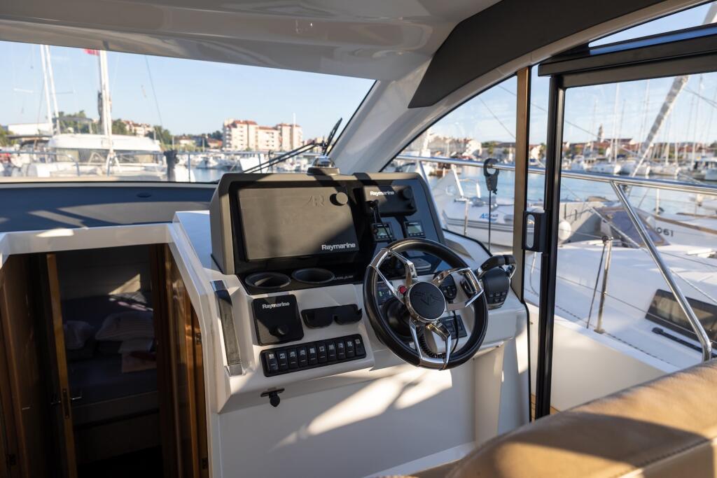 Sealine C390 Ecstasea