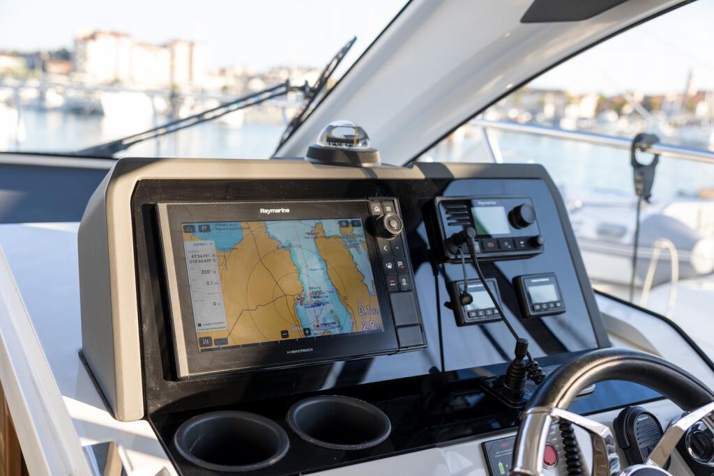 Sealine C390 Ecstasea