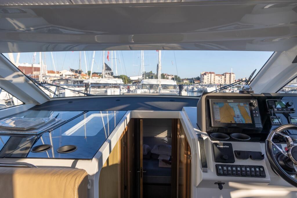 Sealine C390 Ecstasea