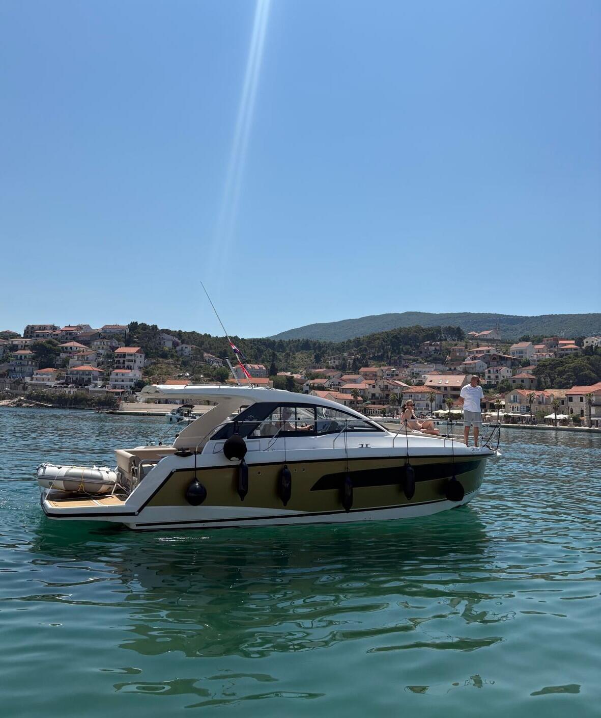 Sealine S335 Felicita