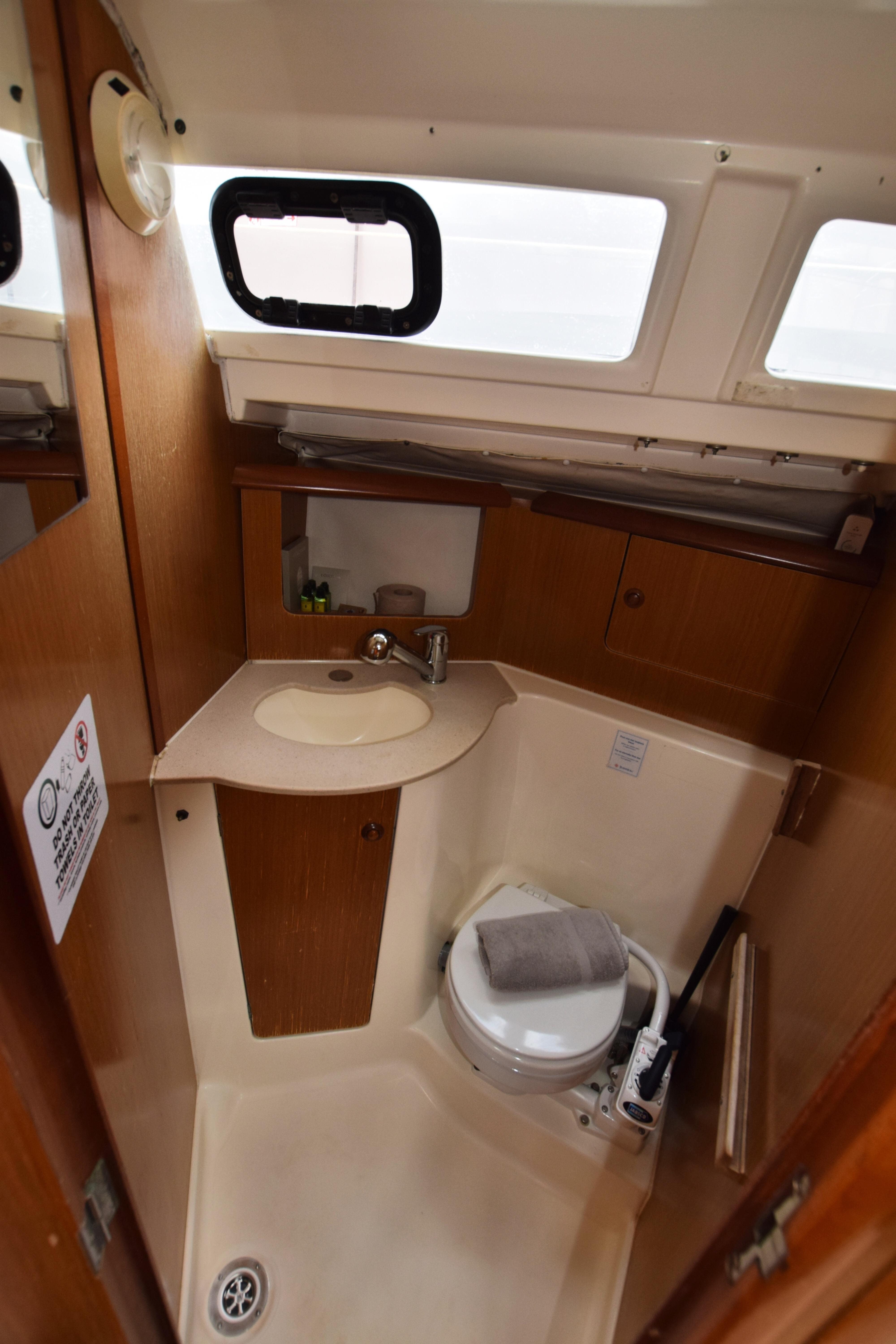 Sun Odyssey 32i Carmen