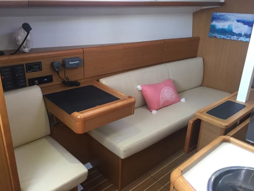 Sun Odyssey 33i Carry On