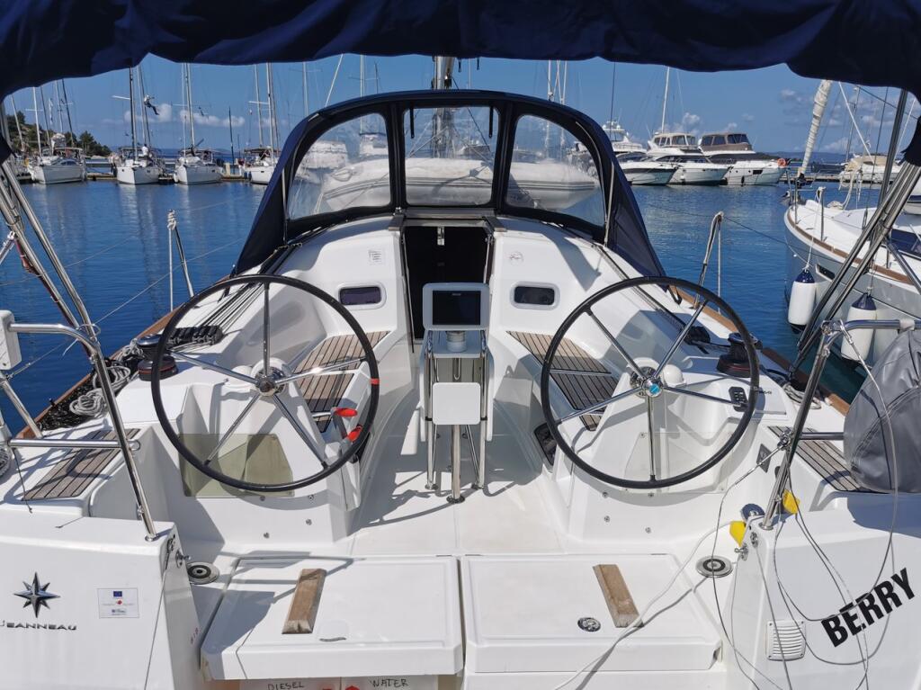 Sun Odyssey 349 Berry
