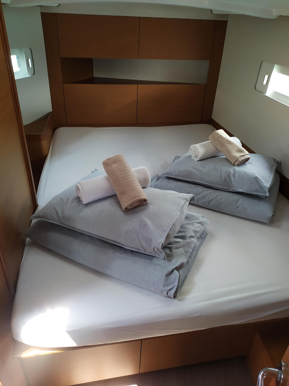 Sun Odyssey 410 night elli