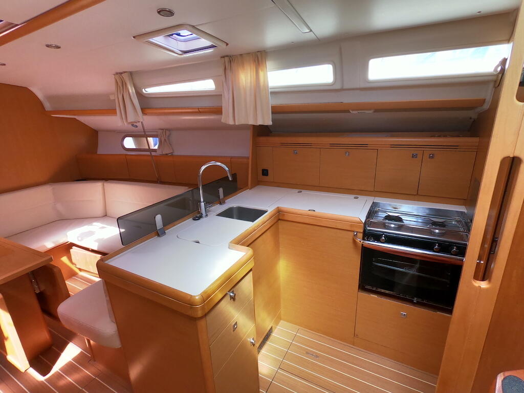Sun Odyssey 42i Praha