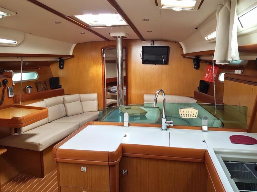 Sun Odyssey 42i Black Pearl