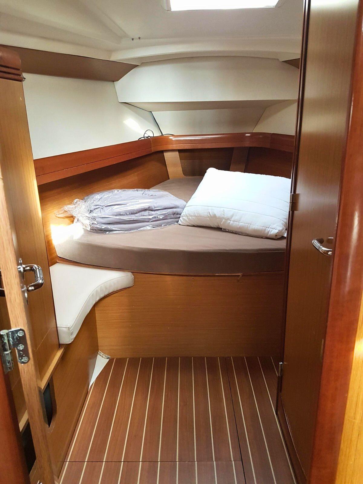 Sun Odyssey 42i Black Pearl