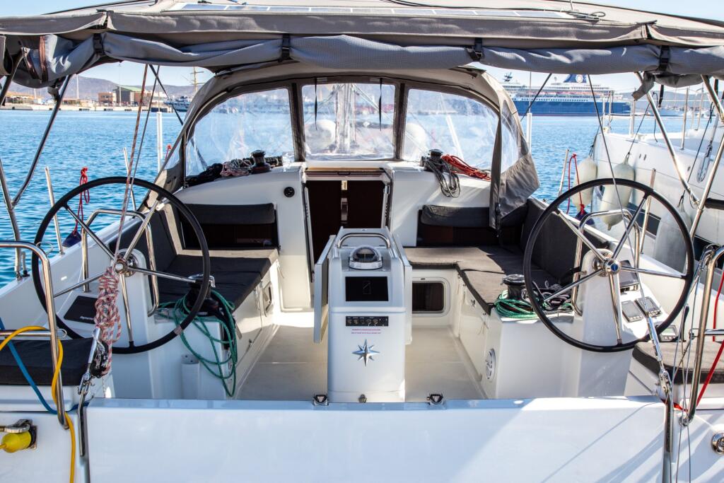 Sun Odyssey 440 Monolith