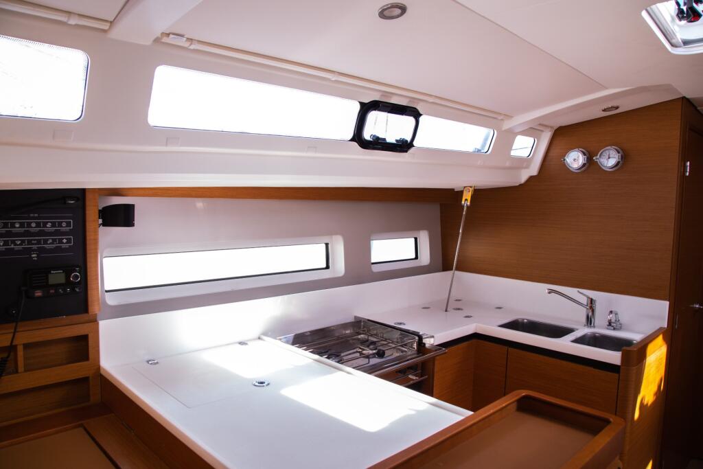 Sun Odyssey 440 Monolith