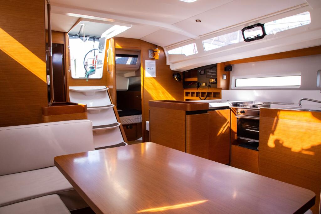 Sun Odyssey 440 Monolith