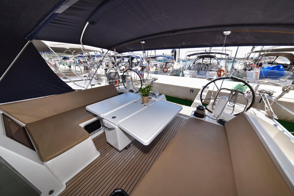 Sun Odyssey 490 Swannabe